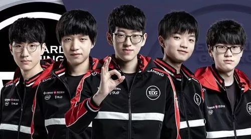 体起立欢呼 体起立欢呼